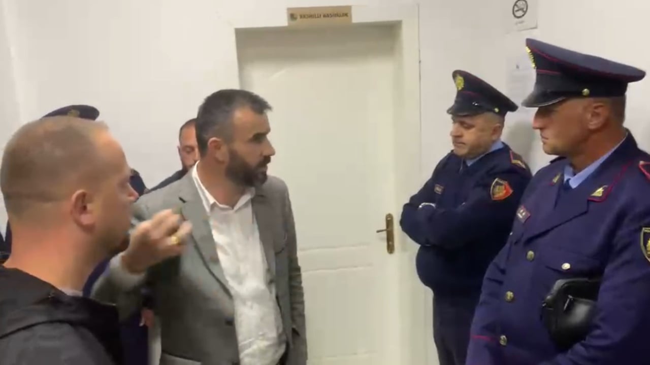 Bulqizë, tension për panelet fotovoltaike: ndërpritet mbledhja, banorët mbeten jashtë sallës