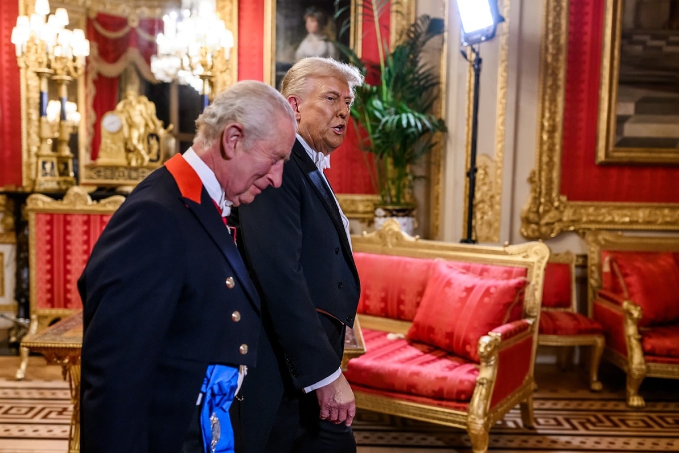 Trump përfshin Mbretin Charles në debatin për Iranin dhe sulmon Starmerin