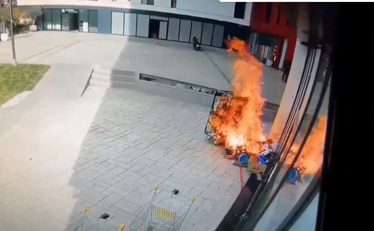 Qindra banesa të djegura dhe 10 të vdekur — Alarm për bombolat e gazit dhe zjarret në garazhe