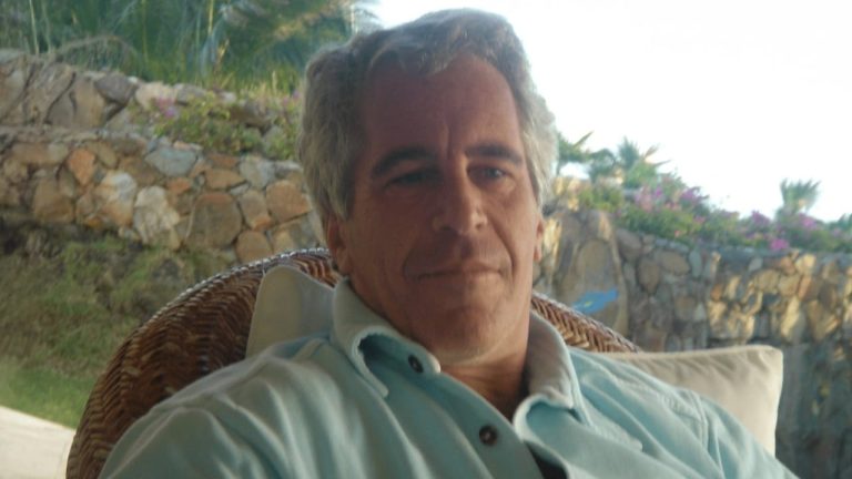 Shënimi i fshehur i Jeffrey Epstein del pas 7 vitesh, rihapen pikëpyetjet për vdekjen në burg