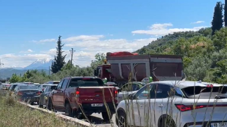 Trafik i rënduar në hyrje të Elbasanit, fundjava e gjatë bllokon daljen nga autostrada