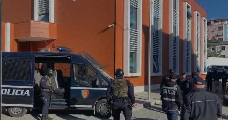Operacion antidrogë në Elbasan, 26 të shoqëruar dhe drogë e sekuestruar në disa zona