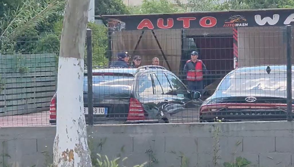 Plagosje me thikë në një lavazh në Fier, autori largohet dhe policia nis kërkimet