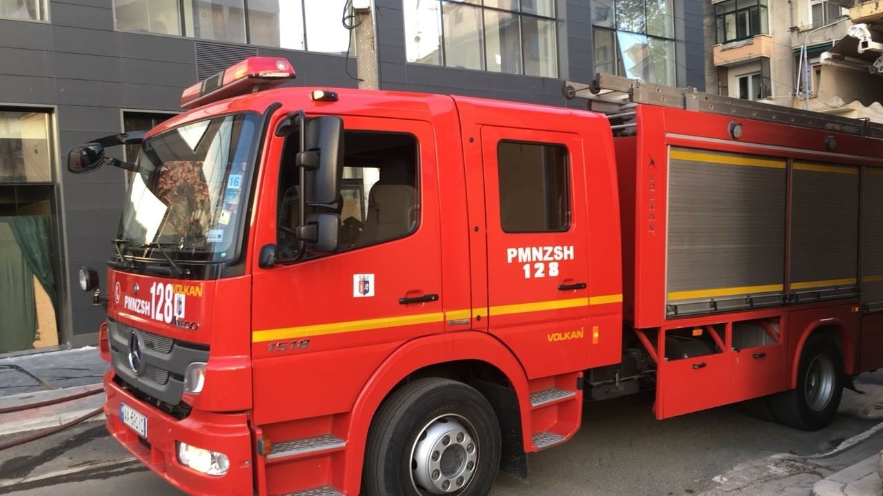 Zjarr në Komunën e Parisit, fqinjit i merret fryma nga tymi dhe përfundon në spital