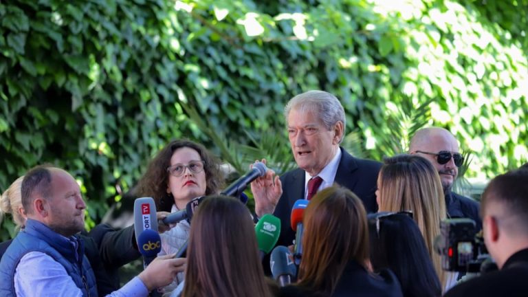 Berisha sulmon Dumanin për apartamentin te Liqeni i Thatë, ngre dyshime për deklarimin në vetting