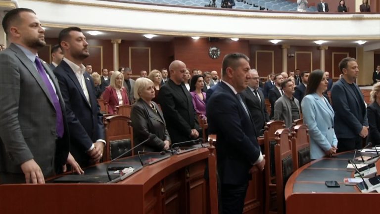 Kuvendi mban një minutë heshtje për dy të miturit e vrarë në aksidentin në Durrës