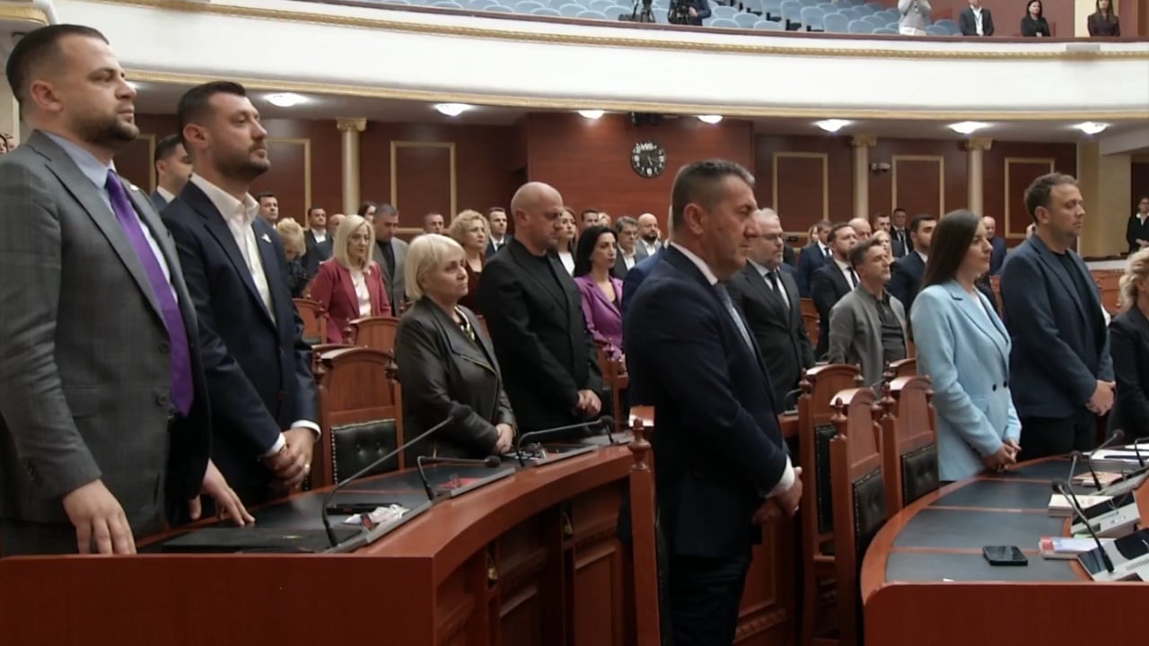 Kuvendi mban një minutë heshtje për dy të miturit e vrarë në aksidentin në Durrës