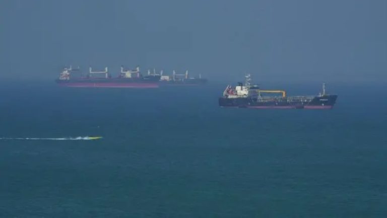 Tensione në Hormuz: SHBA pretendon se shkatërroi 6 anije iraniane, Teherani e mohon