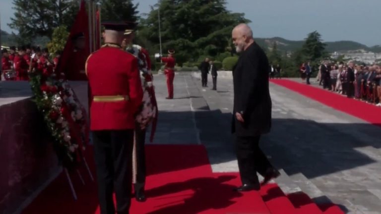 5 Maji, Rama dhe Begaj në homazhe te Varrezat e Dëshmorëve