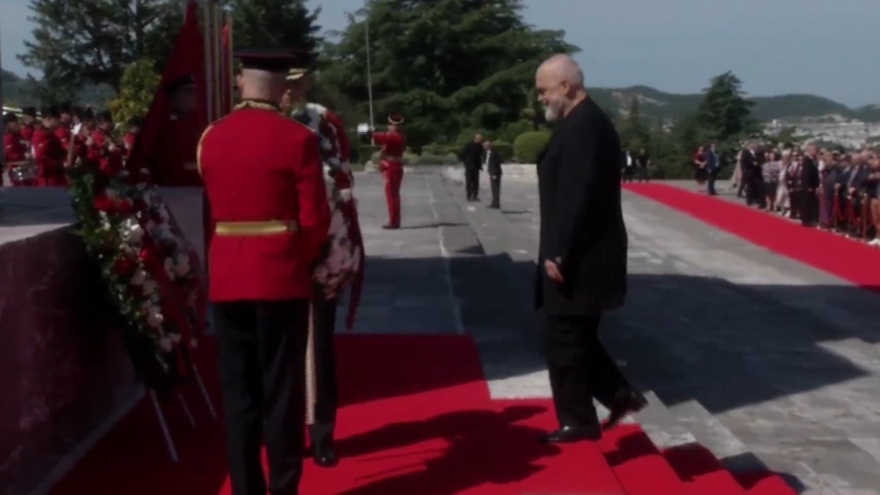 5 Maji, Rama dhe Begaj në homazhe te Varrezat e Dëshmorëve