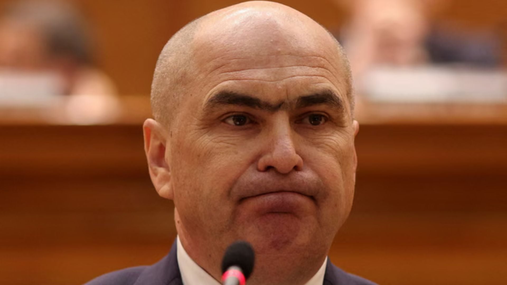 Bie qeveria në Rumani, nis gara për shumicën e re dhe izolimin e së djathtës ekstreme