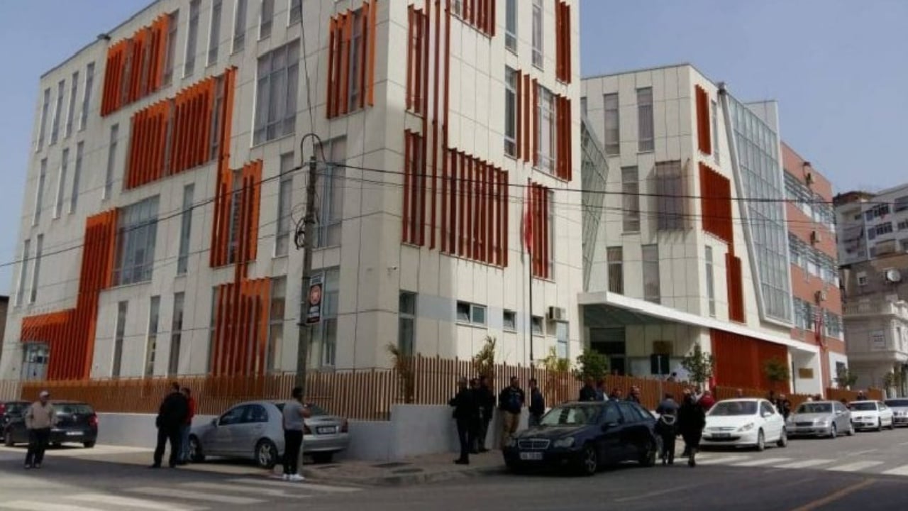 Elbasan, gjykata lë në burg 10 të arrestuar për drogë, 7 të tjerë mbeten në kërkim