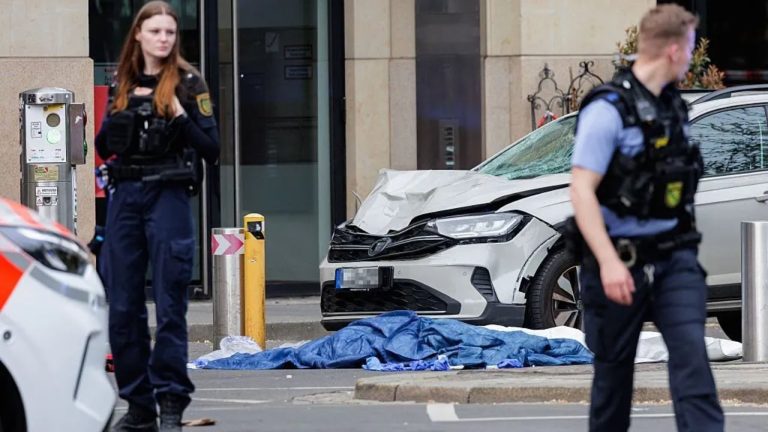 Leipzig, makinë futet në turmë: 2 të vdekur dhe 22 të plagosur, autori i dyshuar në pranga
