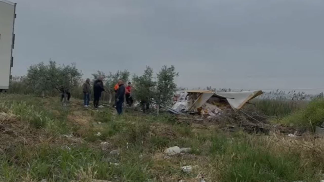 Kamioni përmbyset në rrethrrotullimin e Grabianit, shoferi fajëson lagështirën