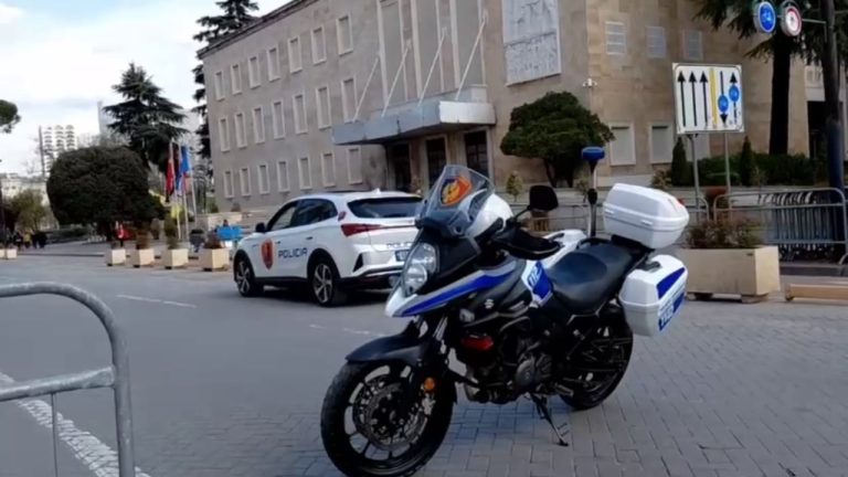 Protesta para Kryeministrisë, policia njofton bllokime rrugësh në Tiranë deri në fund të tubimit