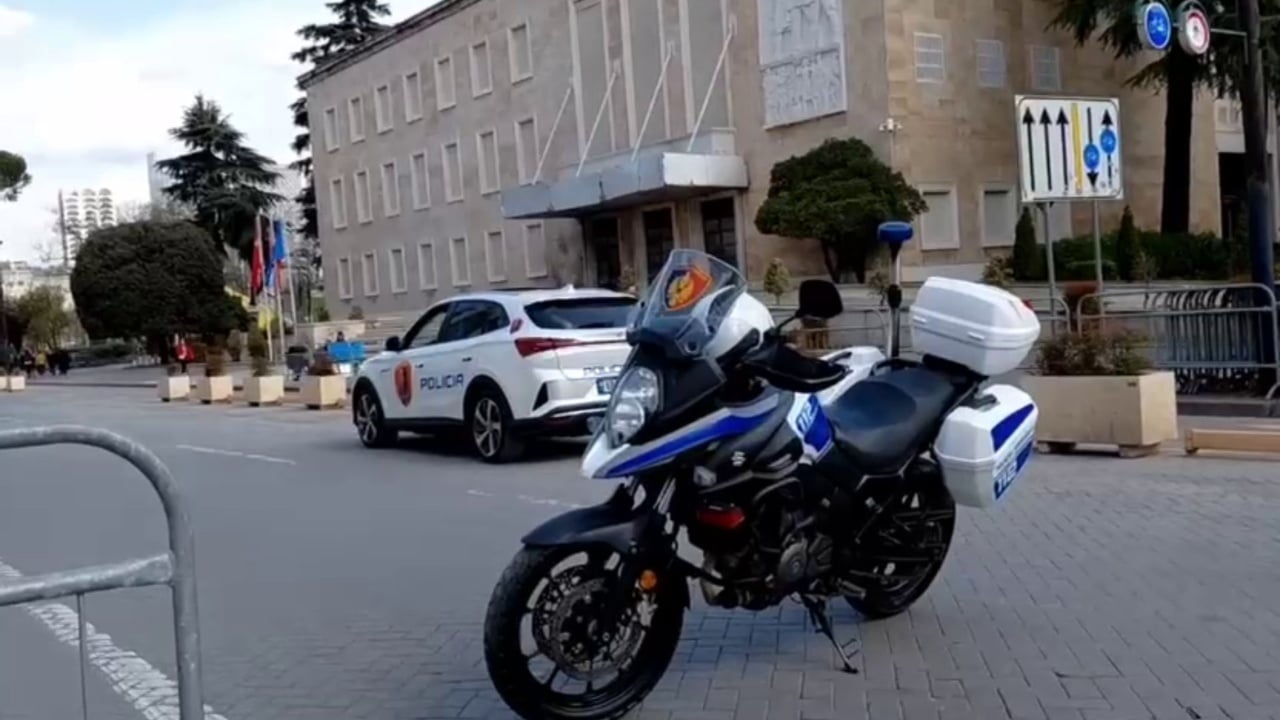 Protesta para Kryeministrisë, policia njofton bllokime rrugësh në Tiranë deri në fund të tubimit