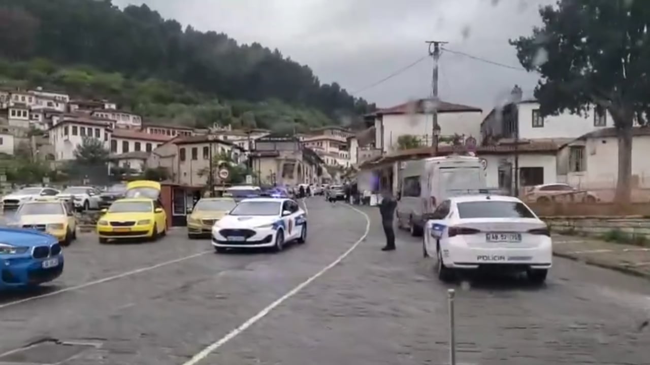 Aksident i rëndë në Berat, makina përplas 60-vjeçarin në qendër të qytetit