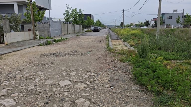 Pas tragjedisë në Durrës, banorët e Ish-Kënetës: rruga pa drita e sinjalistikë po rrezikon familjet