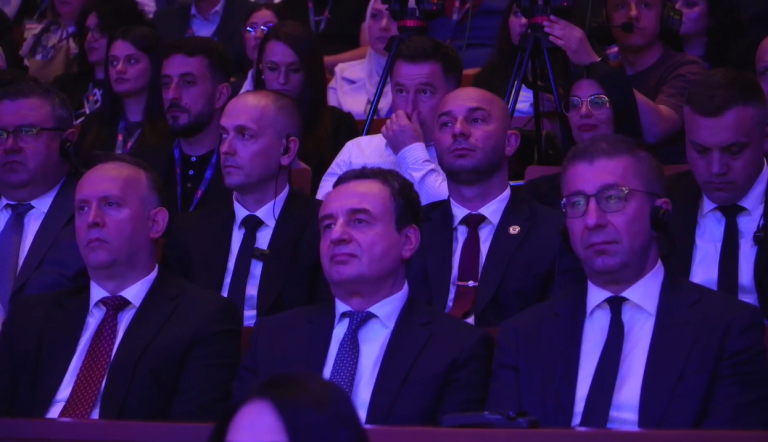 Kongresi i VLEN në Shkup ndez polemika: Kurti krah Mickoskit, mungon himni shqiptar