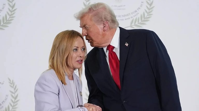Trump godet sërish Italinë dhe lë pezull tërheqjen e trupave nga bazat italiane