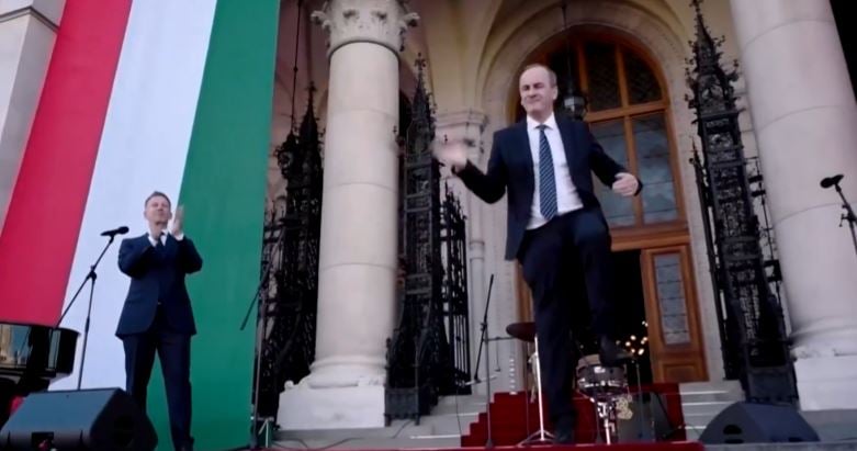 Zsolt Hegedűs bëhet sërish viral në Hungari, vallëzon në inaugurimin e qeverisë së re