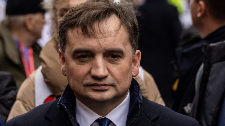 I kërkuar në Poloni, ish-ministri Zbigniew Ziobro largohet nga Hungaria drejt SHBA