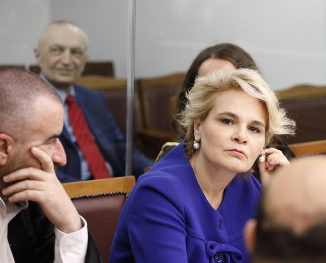 Ilir Meta në kafazin e xhamit në seancë, pamjet me gjeste simbolike bëhen virale
