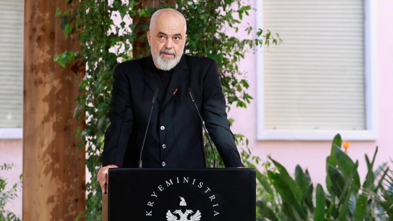 Rama i dorëzon Tedi Papavramit dekoratën e lartë, ceremonia u mbajt në emër të Presidentit