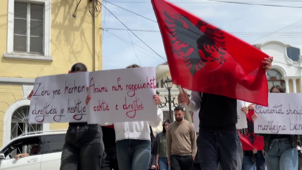 Studentët shqiptarë në RMV paralajmërojnë protesta të tjera për provimin e jurisprudencës në shqip