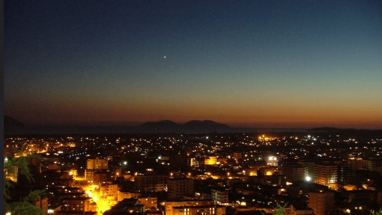 Vlora sërish pa ujë të pijshëm, avari e rëndë në tubacion lë jashtë stacionet e ujësjellësit