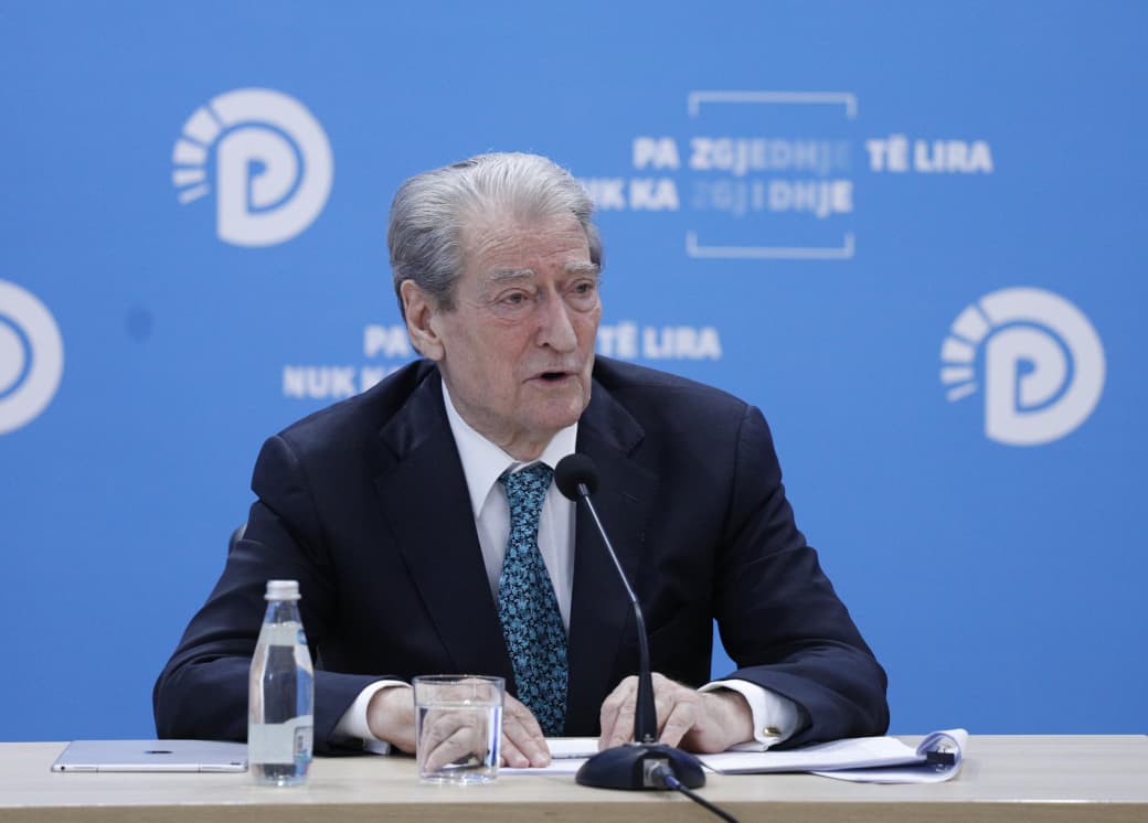 Berisha: Prokurimet publike në rënie me 14 pikë në 2026, akuza për kthim pas