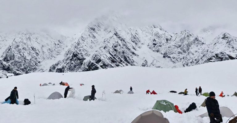 Everest, vdes një guidë nepaleze pas rënies në akullnajë; bilanci i sezonit shkon në pesë