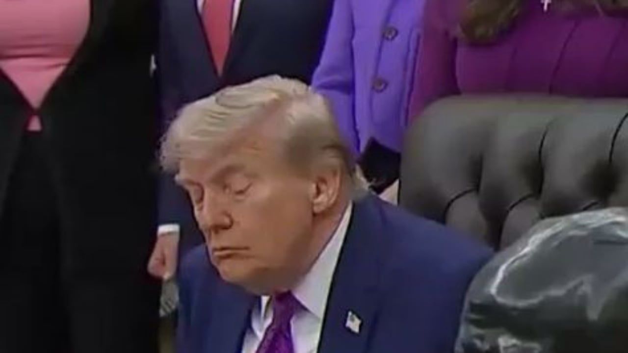 Fotoja me sytë mbyllur ndez debat: Shtëpia e Bardhë mohon se Trump po flinte