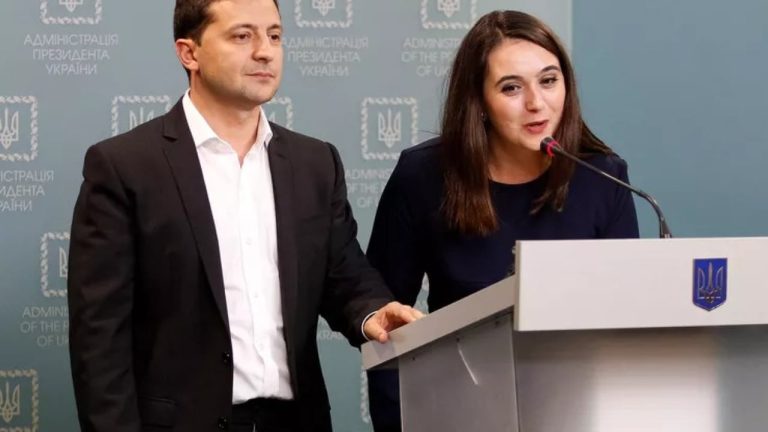 Ish-zëdhënësja e Zelenskyt hedh akuza të rënda: “Ndryshon maska” dhe “mbulon skema”