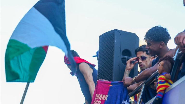 Lamine Yamal valëvit flamurin palestinez dhe godet Realin në festën e Barçës