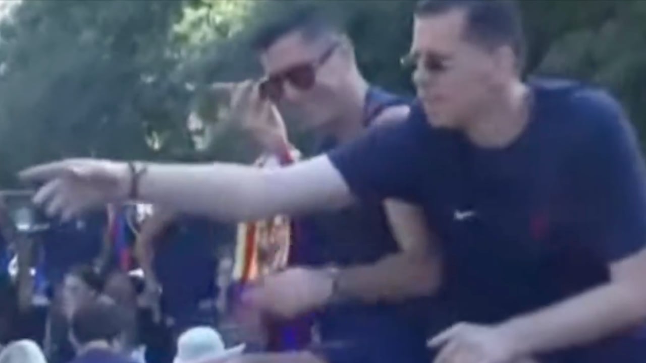 Video/ Szczesny dhe Lewandowski shfaqen me cigare në paradën e titullit të Barcelonës