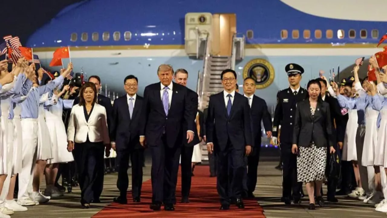 Trump mbërrin në Pekin për takimin me Xi Jinping, Kina e pret me sinjal protokollar
