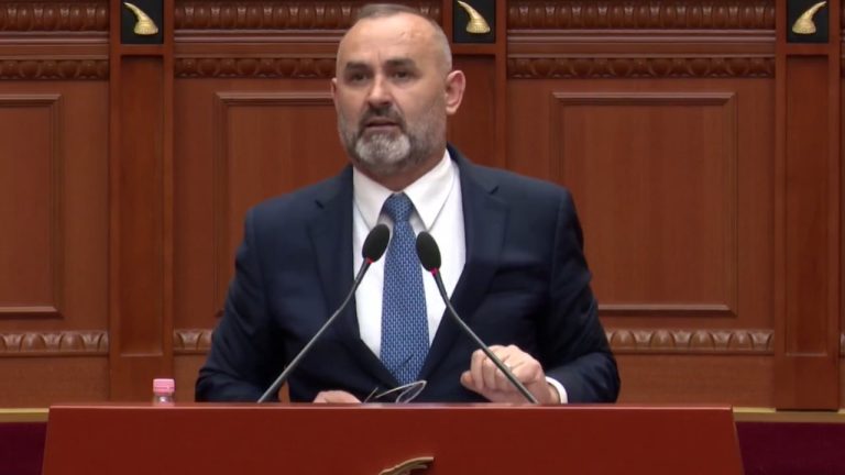 Përplasja Manja-Peleshi në Kuvend, ironitë me “gradat” lanë në hije debatin për integrimin