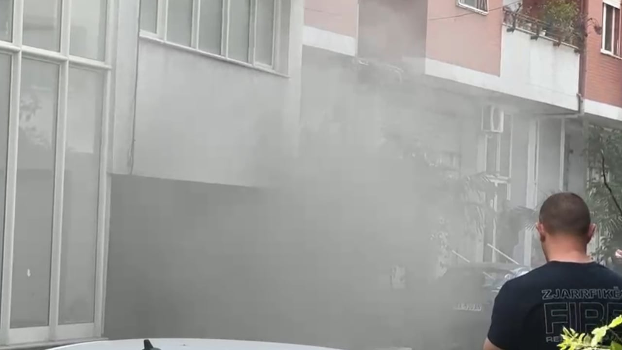 Zjarr në parkingun e një pallati në Shkodër, digjet një makinë dhe mbulohet zona nga tymi