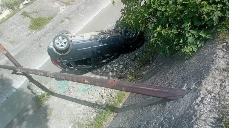 Aksident në Elbasan, makina del nga rruga dhe përfundon në përroin e Zaranikës