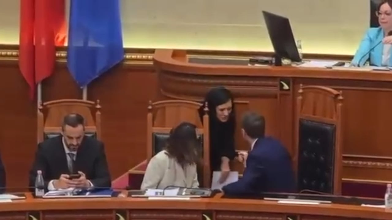 Ferit Hoxha ulet te karrigia e Rames ne Kuvend, protokolli i kerkon te largohet
