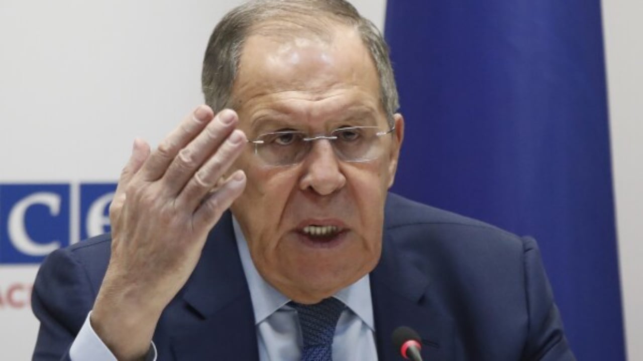 Lavrov ndërpret fjalimin në Indi pas telefonit të një gazetari: “Dorëzoje, ndryshe nxjerrin armën”