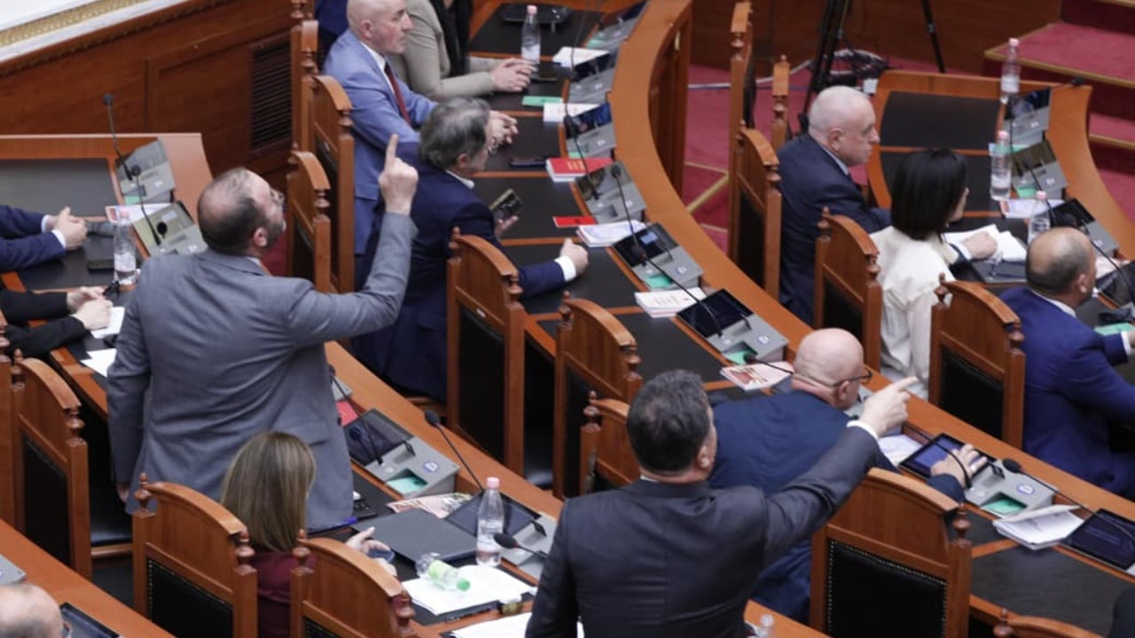 Seancë maratonë në Kuvend: mbi 10 orë debate, përplasje për bujqësinë, pronat dhe çmimet