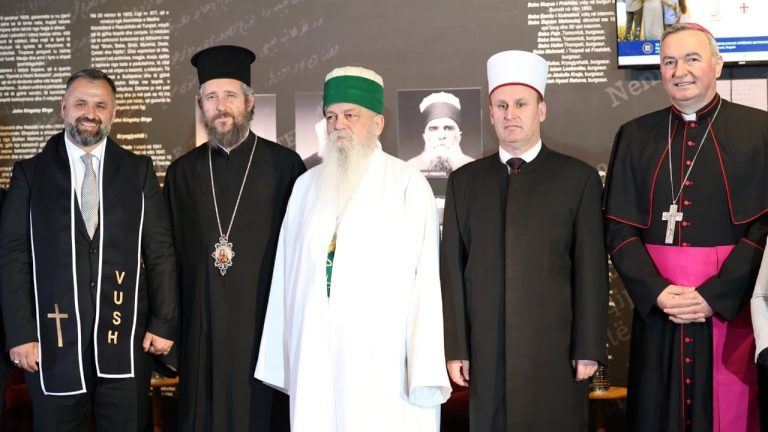 Krerët fetarë në një tryezë për familjen, mes debatit për unionet e të njëjtës gjini