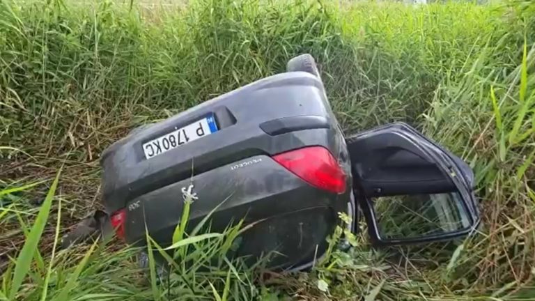 Makina në kanal në aksin Lushnjë–Berat, 29-vjeçari u largua dhe u paraqit më pas