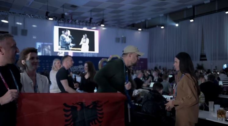 “Ky flamur nuk lejohet këtu”/ Alberti Limani denoncon incident me delegacionin serb në Eurovision