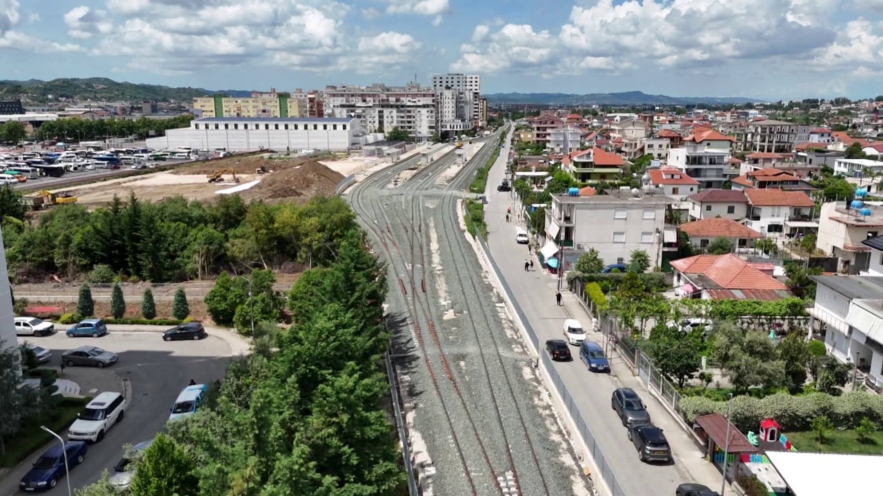 Treni Tiranë-Durrës premtohet për 2027: tender 15.7 mln euro për hyrjen në kryeqytet