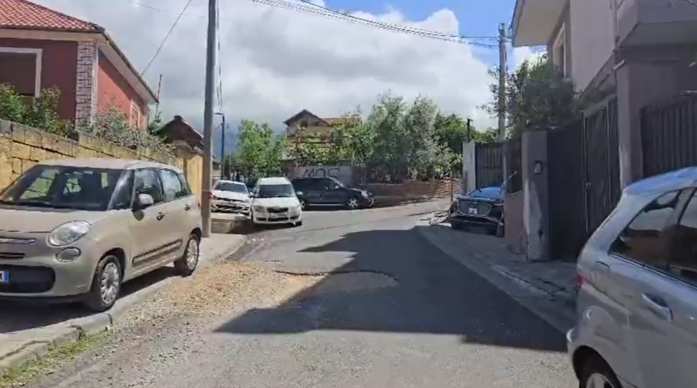 Plagosja e efektivit në Shkozë, Policia e pezullon: në kërkim dy vëllezër, arrestohet 31-vjeçari
