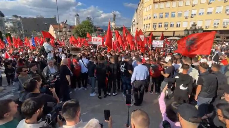 Protesta e studentëve shqiptarë në RMV shoqërohet me Himnin Kombëtar dhe thirrje patriotike