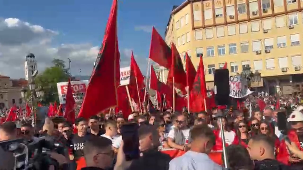 Protesta në Shkup për gjuhën shqipe, studentët kërkojnë dorëheqjen e Mickoskit